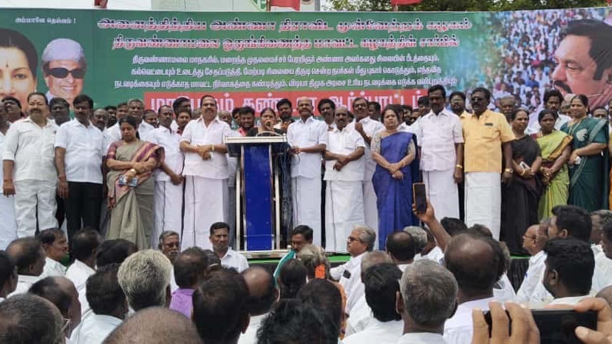 Highways Dept. to put back Annadurai’s statue amid AIADMK’s protest in Tiruvannamalai